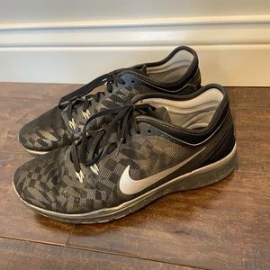 Womens Nike Shoes size 8.5